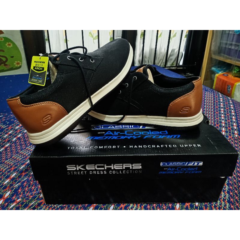sepatu skechers man classic fit warna hitam kanvas