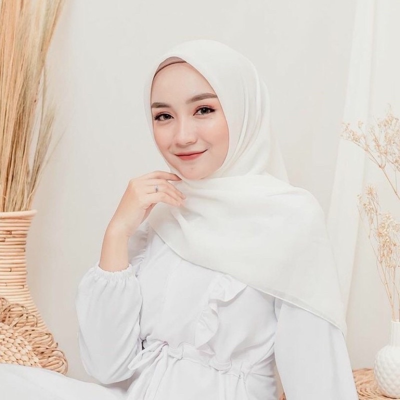 Hijab Segiempat Bella Square Broken White  | Bw | Broken White | Bella Square Broken White | Segiemp