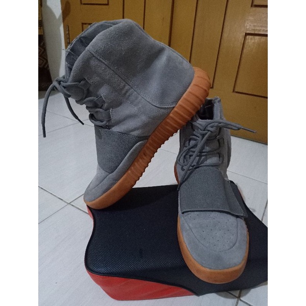 sepatu Adidas yeezy boost 750