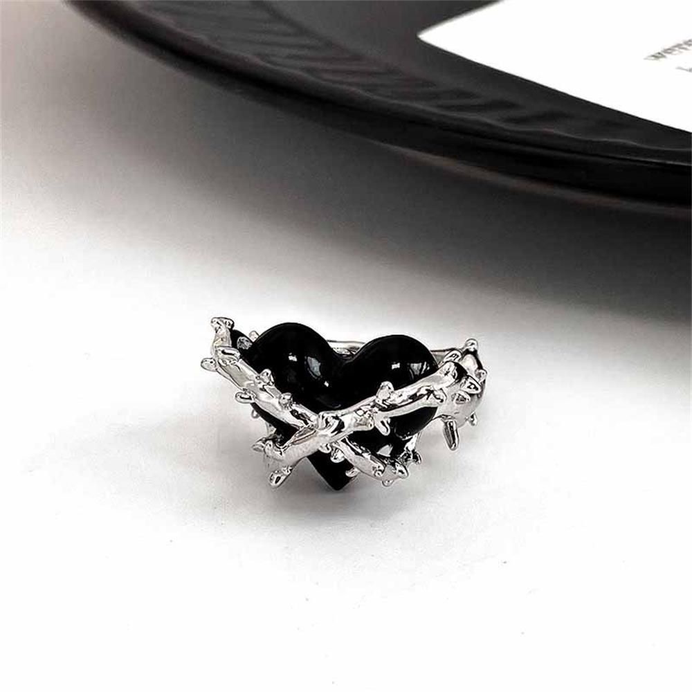 Cincin Bentuk Hati Bahan Alloy Warna Hitam Silver Gaya Punk Gothic Untuk Pria Dan Wanita