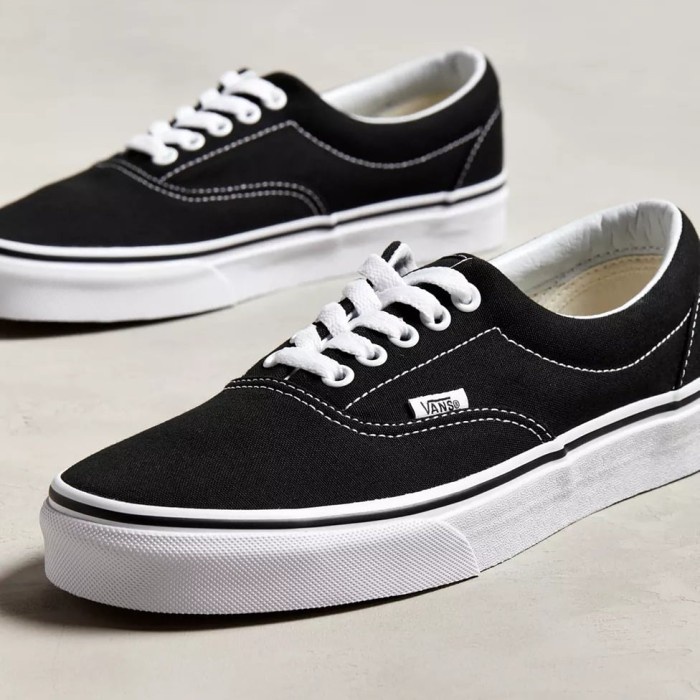 Vans classic era black white