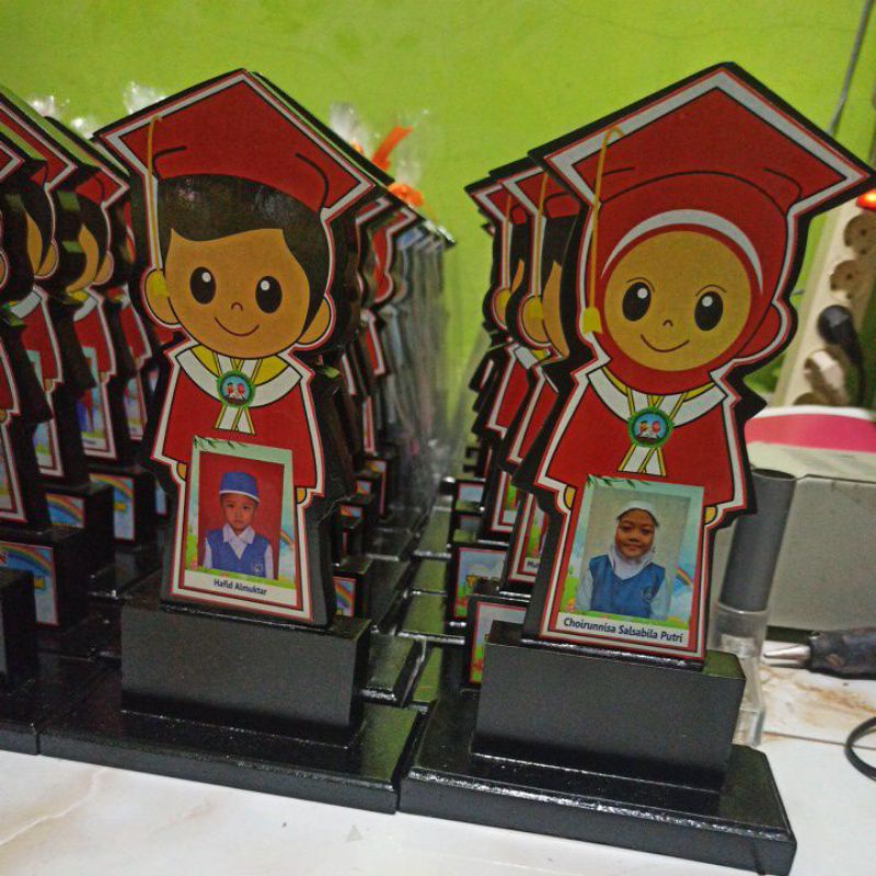 plakat boneka/plakat kayu/plakat lulusan/plakat apel