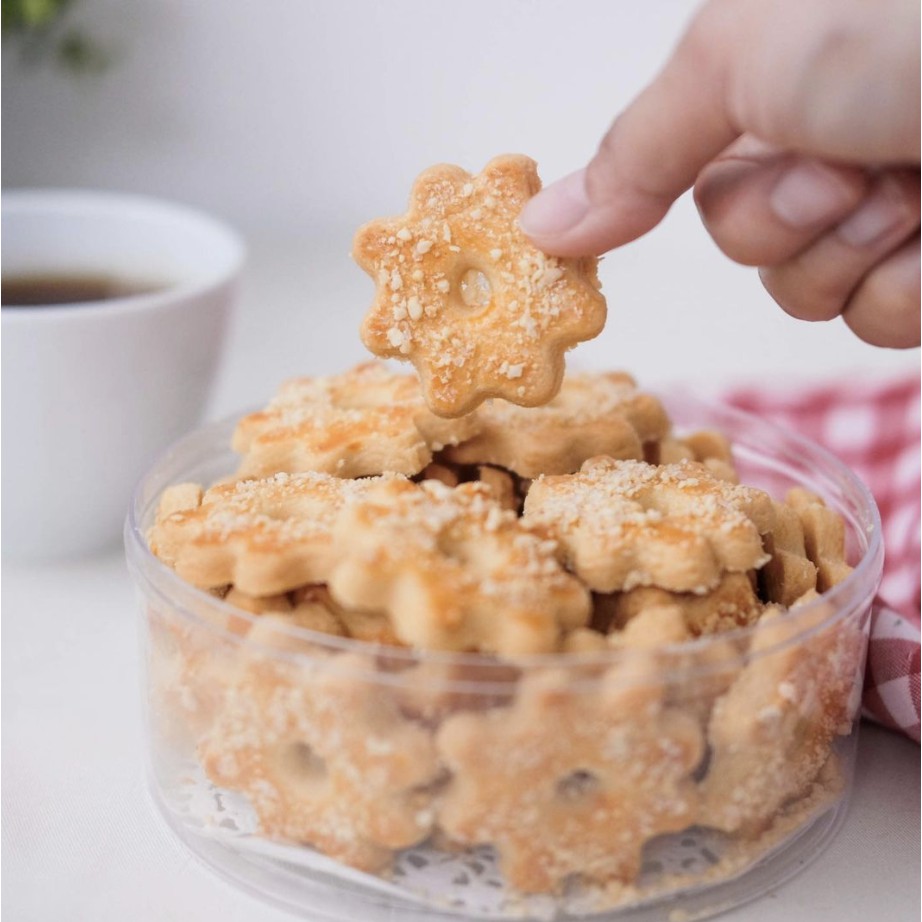 

Boter Kranjes Kue Kering Belanda Abadi 320 gram Lagendaris Bandung Enak Renyah Camilan Sajian