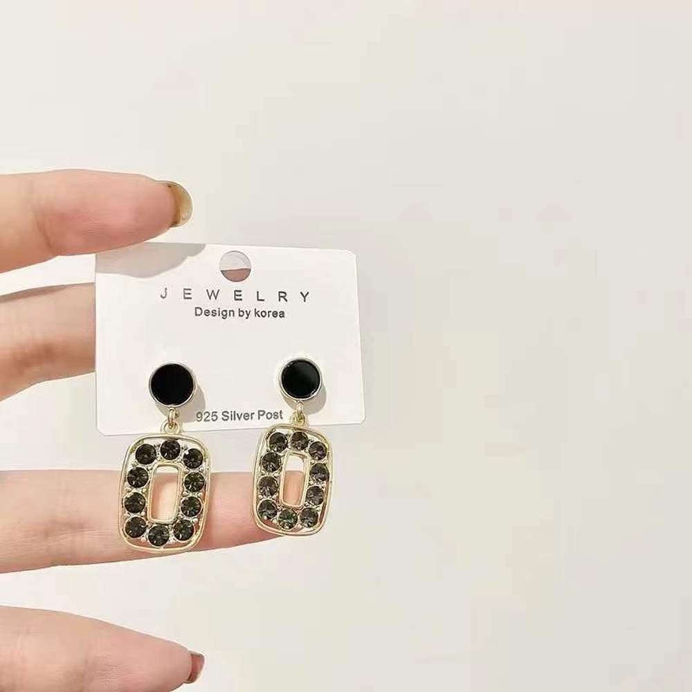 Anting Tusuk Gantung Bentuk Kotak Geometri Hias Berlian Imitasi Gaya Retro Hong Kong Untuk Wanita