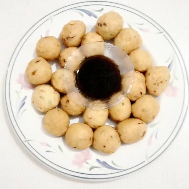 

pempek adaan cik Lina isian 20 pcs price 80k ,cuko hitam, smbl ijo n timun.