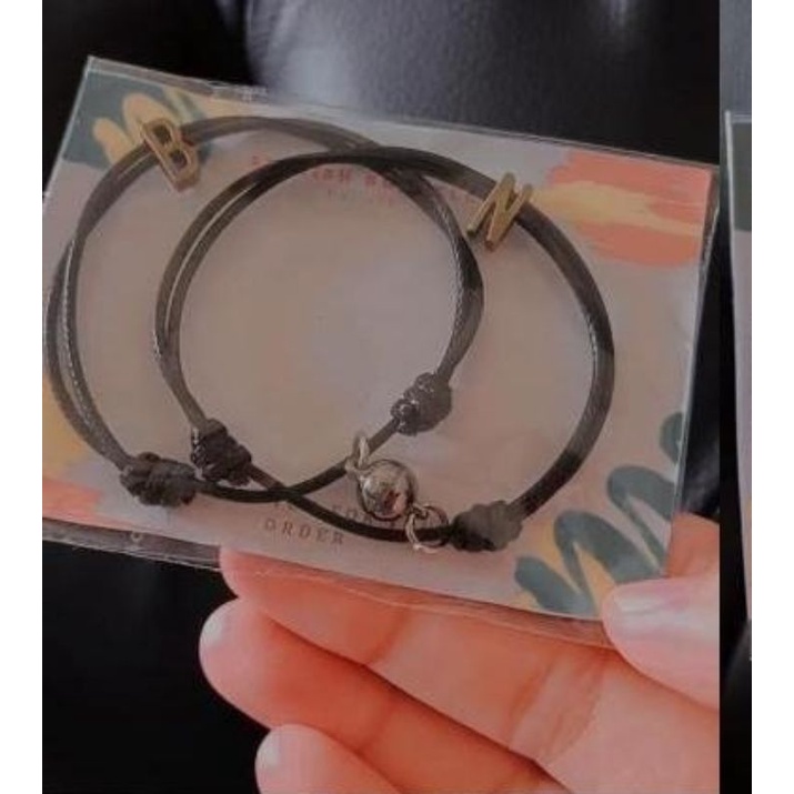 Gelang couple huruf hitam + magnet