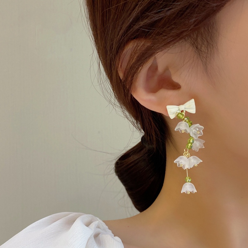 Anting Tusuk Motif Bunga Lily Warna Putih Untuk Wanita