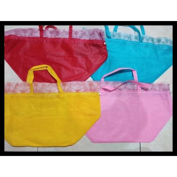 

Grosir Goodie Bag Serut 22x22 bahan Tebal - Tas Kain - Spunbond QR0319