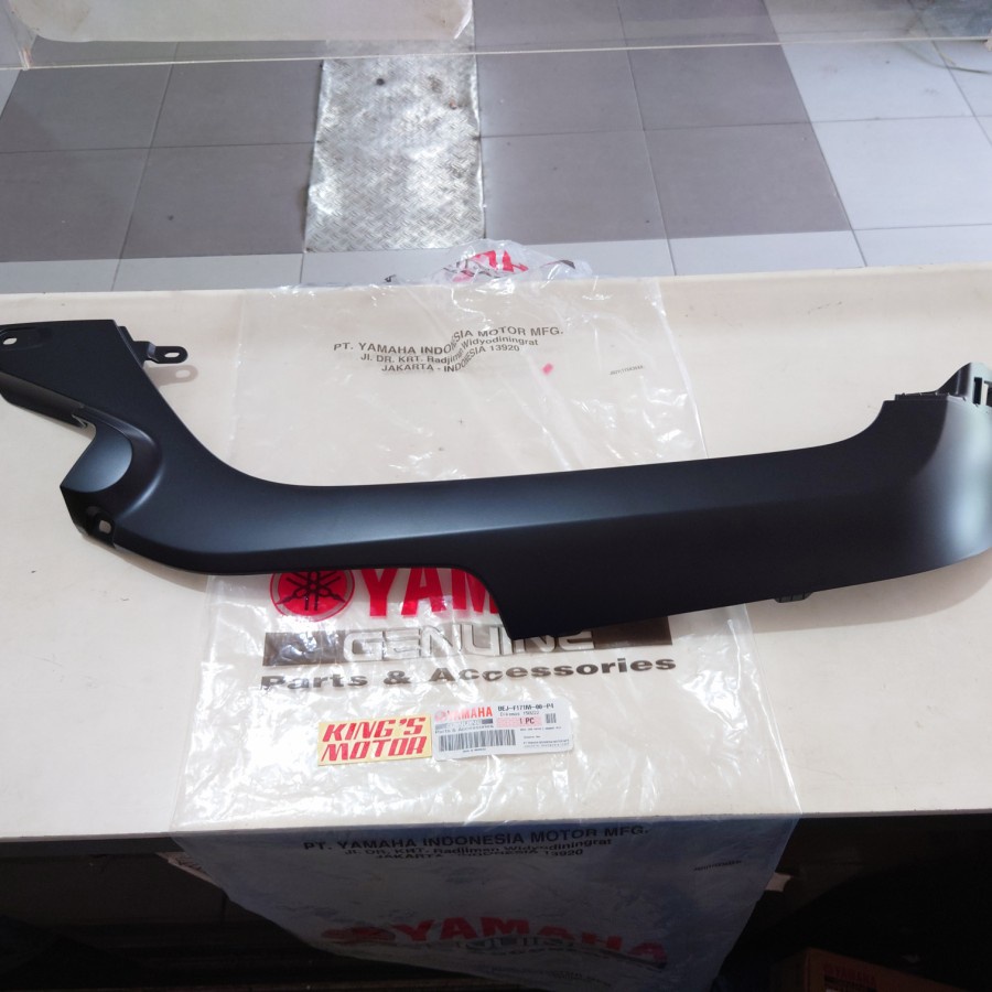 MOLE SIDE SIRIP FAZZIO HITAM DOFF KANAN BEJ-F171M-P4 ASLI YAMAHA