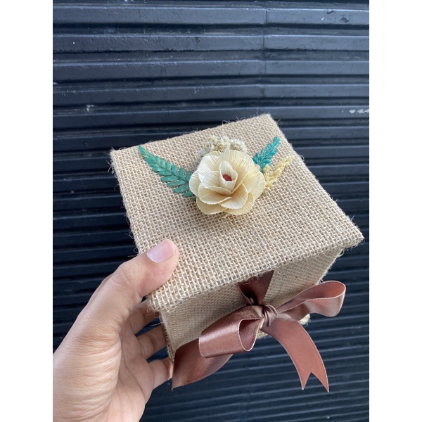 

Gift Box Premium/ Gift Box Goni/ Gift Box Hampers/ Box Hampers Imlek/ Box Hampers Valentine/ Box Hampers Idul Fitri/ Gift Box Rustic