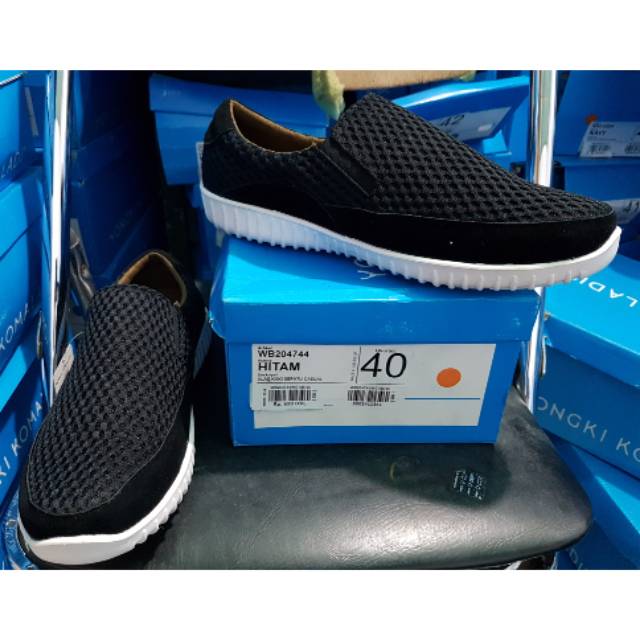 Sepatu sport by Yongki komaladi