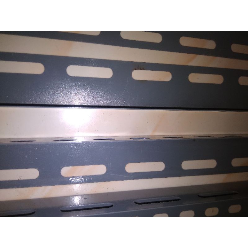 besi siku lubang 3,5x3,5,1mm.  per 1 batang