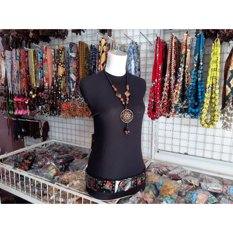 kalung mutiara hitam elegan
