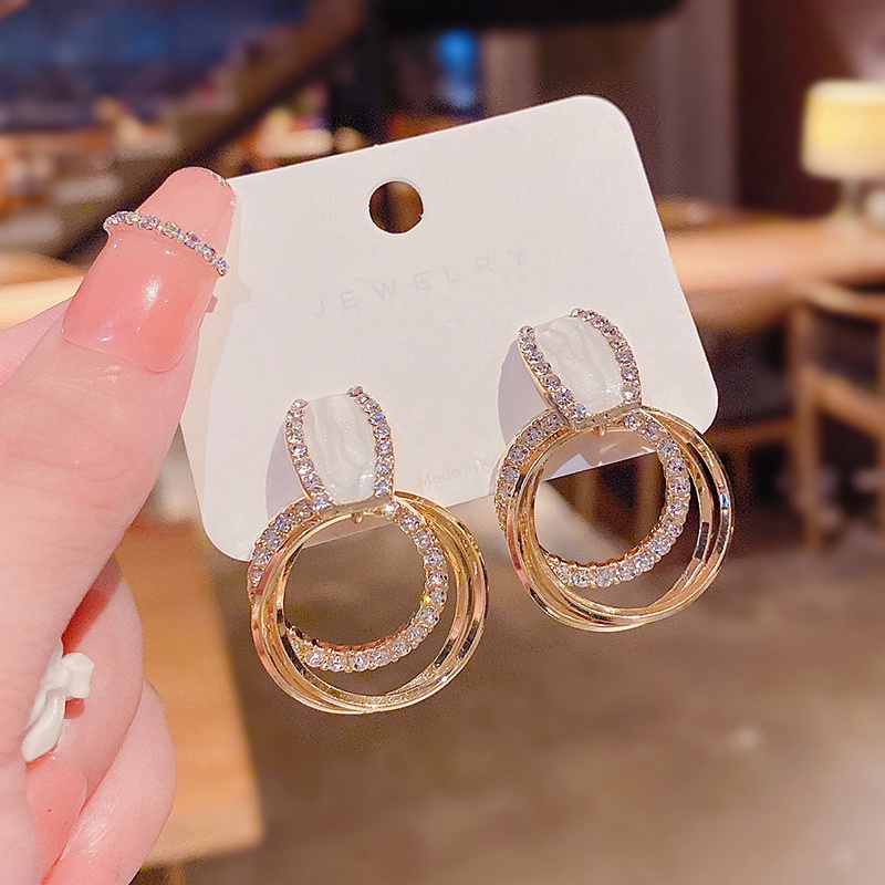 Anting Tusuk Bentuk Lingkaran Aksen Berlian Bahan 925 silver Untuk Wanita