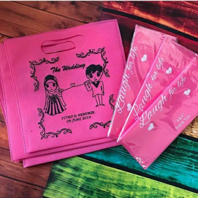 

Tas Souvenir Wedding Dari Kain Spunbond Ukuran 20 cm X 20 Cm Surabaya
