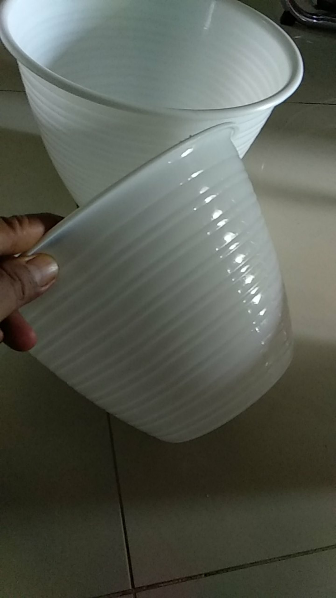 Pot Bunga Plastik Tawon 22 Cm Putih