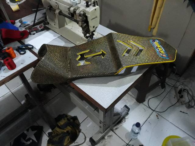 Jok vixion new nvl motif lubang kulit karbon biker gold