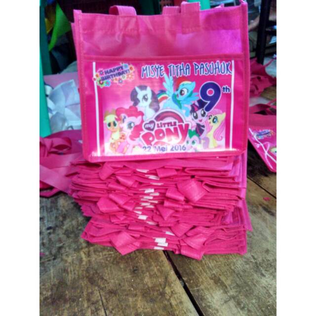 

Tas souvenir ulang tahun