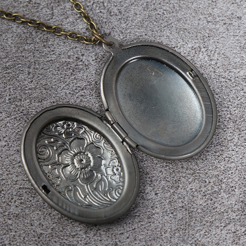 Kalung Rantai Dengan Liontin Kotak Foto Motif Ukir Bunga Vintage Bahan Kuningan Untuk Wanita