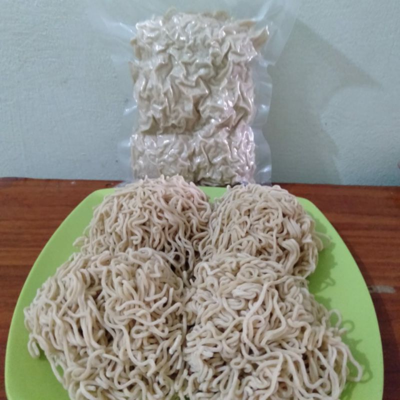 

Mie Special Telur Bebek 1 kg / Bakmi Keriting Lebar Alot Karet Halal Tanpa Pengawet