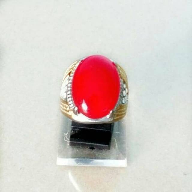 Cincin batu giok merah