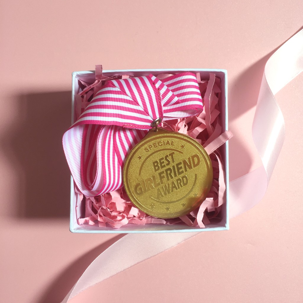 

Best Girlfriend Gift Box Goodiebox Medali Kado Pacar Pasangan