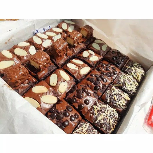 

BROWNIES FUDGY - Brownies Coklat Uk Besar (L) Aneka Topping