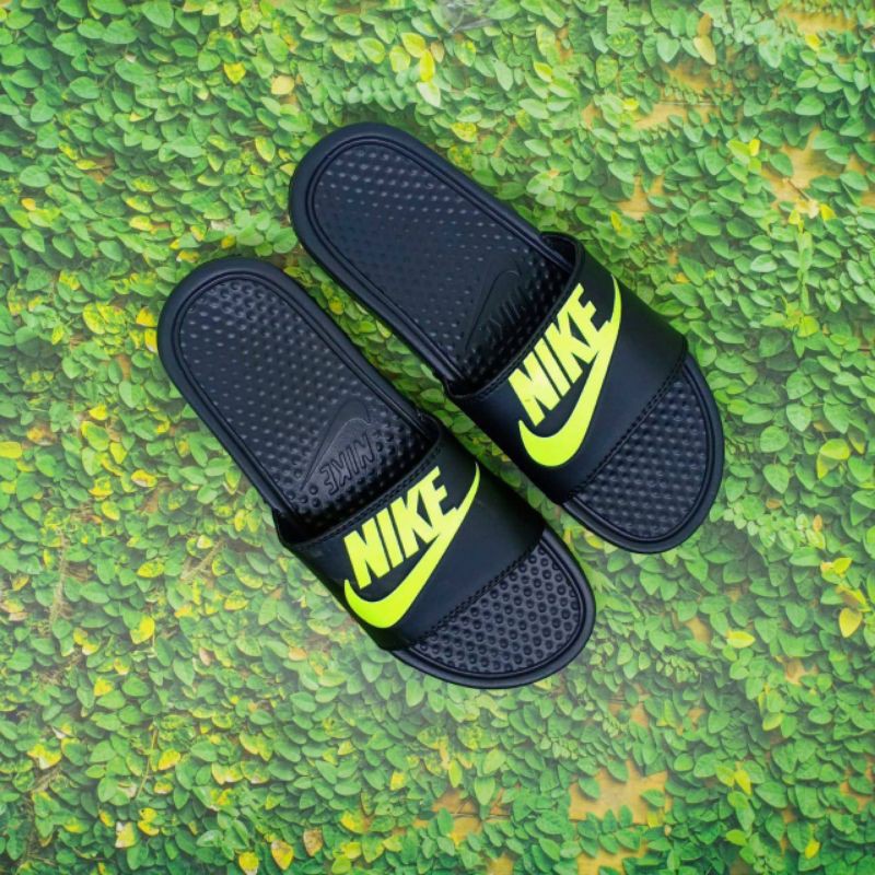 Sandal Slide Nike Benassi Swoosh Black-stabilo, Sandal Nike Benassi Swoosh Premium, Sandal pria nike