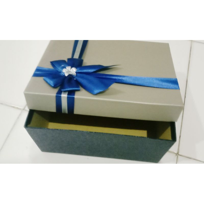 

Kotak kado / Gift box murah cover fancy paper classic ukuran 25 x 20 x 8 cm