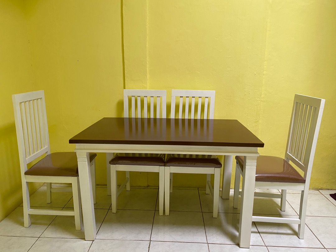 Meja Makan 4 Kursi Kayu Mahoni Dengan Kaca Bening 5 Mm