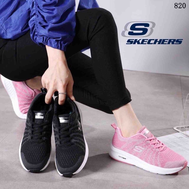 

Sneakers Wanita 820