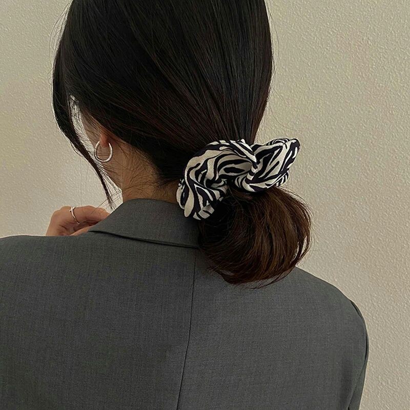 Scrunchies Katun Zebra Ikat Rambut Wanita Motif Zebra