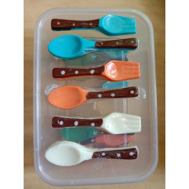 coklat karakter sepasang sendok dan garpu