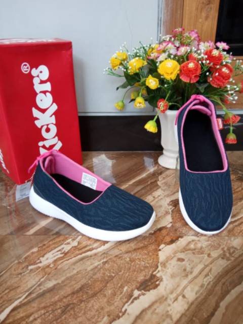 Sepatu kickers cewek slip on terbaru termurah