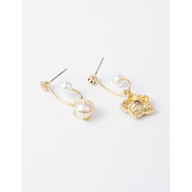 LRC Anting Tusuk Fashion Golden Asymmetric Pearl Round Stud Earrings With Diamonds D84897