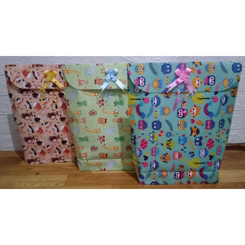 

Kertas kado jadi/instan