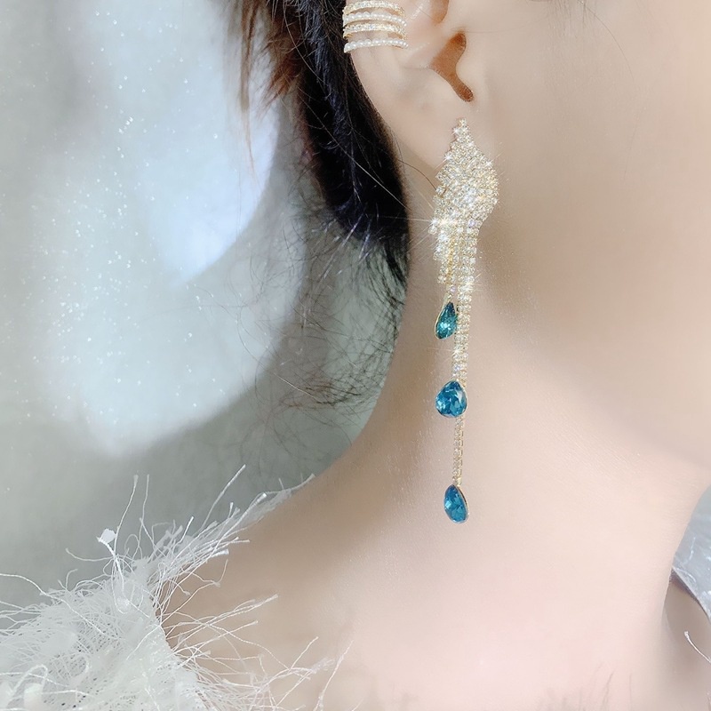 Anting Rumbai Panjang Desain Waterdrop Aksen Berlian Gaya Korea Untuk Wanita