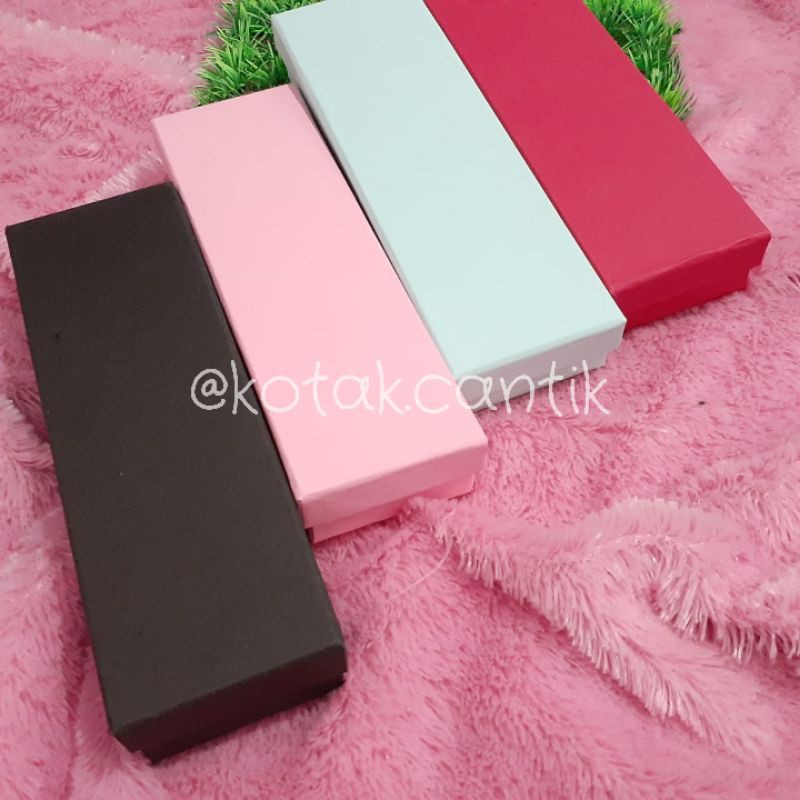 

Kotak ukuran 24x7x4 cm dengan lapisan dalam/ kotak polaroid/ kotak hantaran/ kotak hadiah