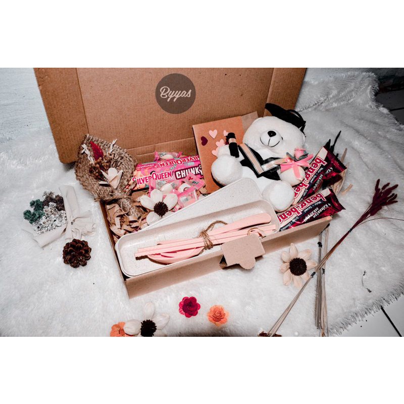 

KADO GIFT HAMPERS MOMENT GRADUATION ANNIVERSARY ROMANTIS 2