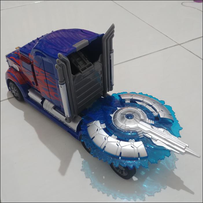 Mobil Truk Optimus Prime BLOG OTOMOTIF KEREN