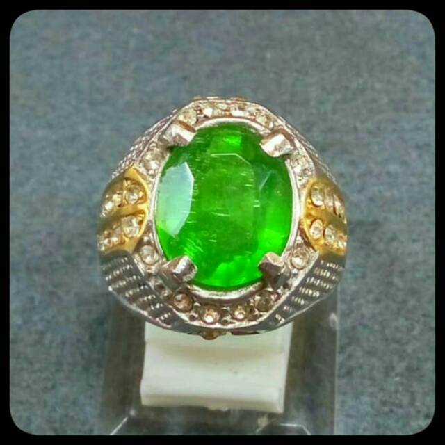 Cincin batu hijau zamrud Cutting