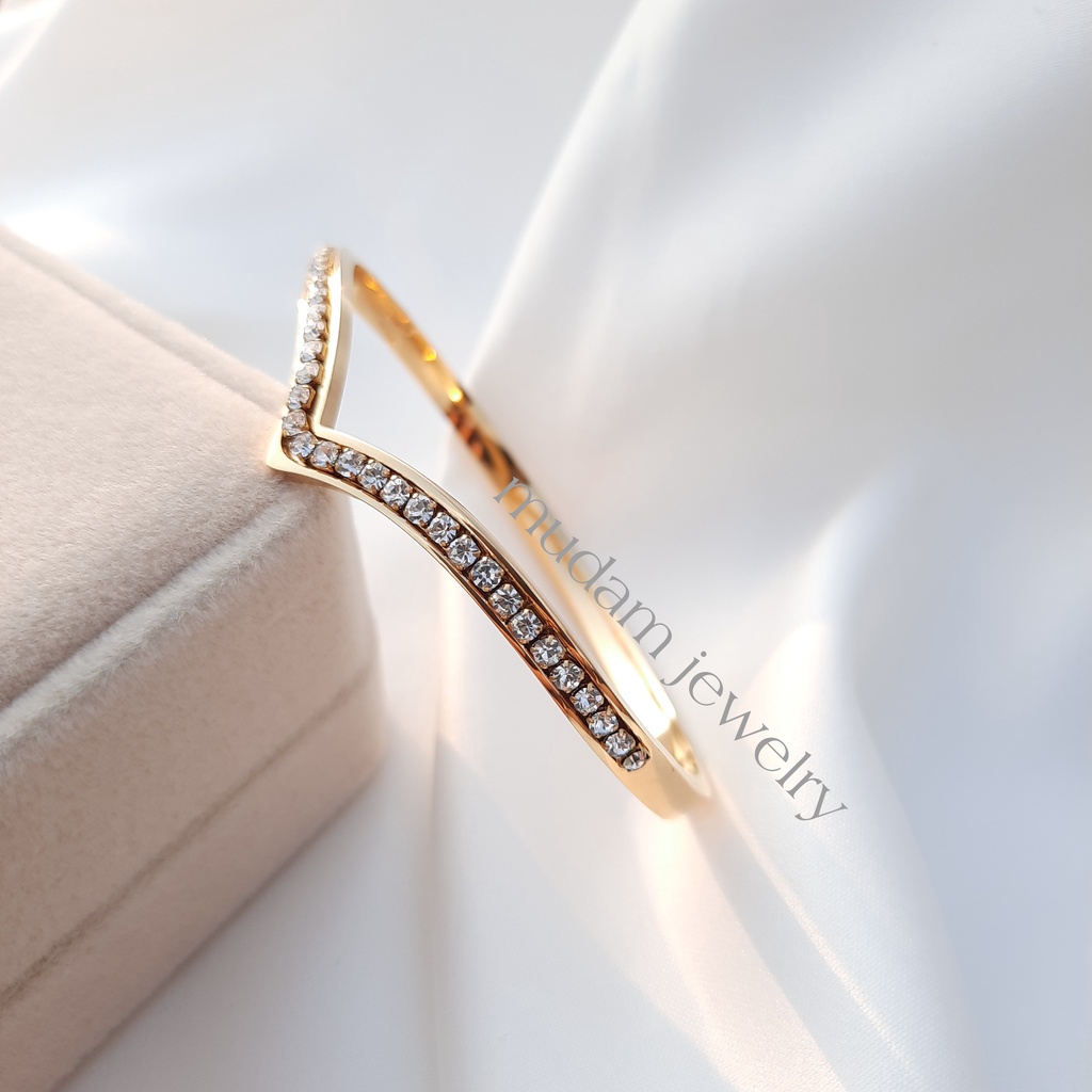 Gelang Titanium Bentuk V Dengan Taburan Diamonds Artifisial Gaya Elegan dan Mewah
