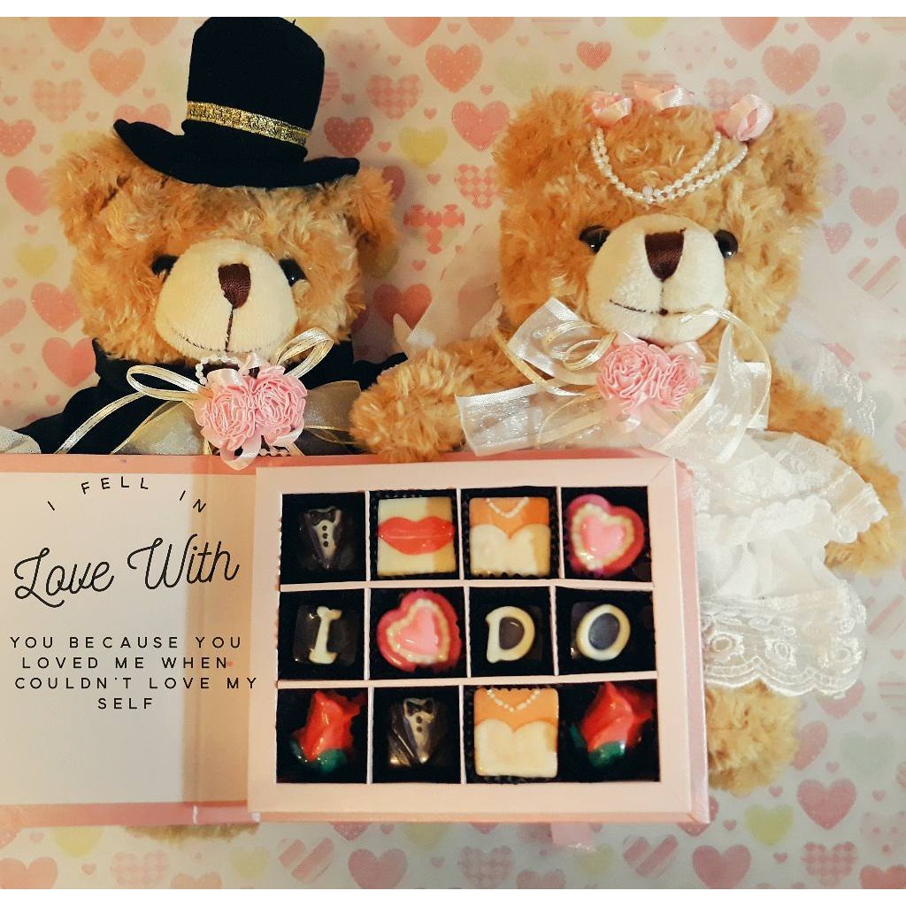 

Hadiah Valentine Boneka Teddy Wedding dan Coklat