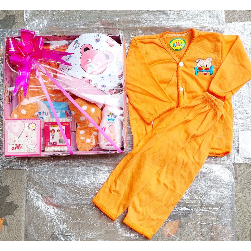 Hampers Set Kado Bayi Topi Baju Bedak kaus Kaki Tisu dan Cotton buds