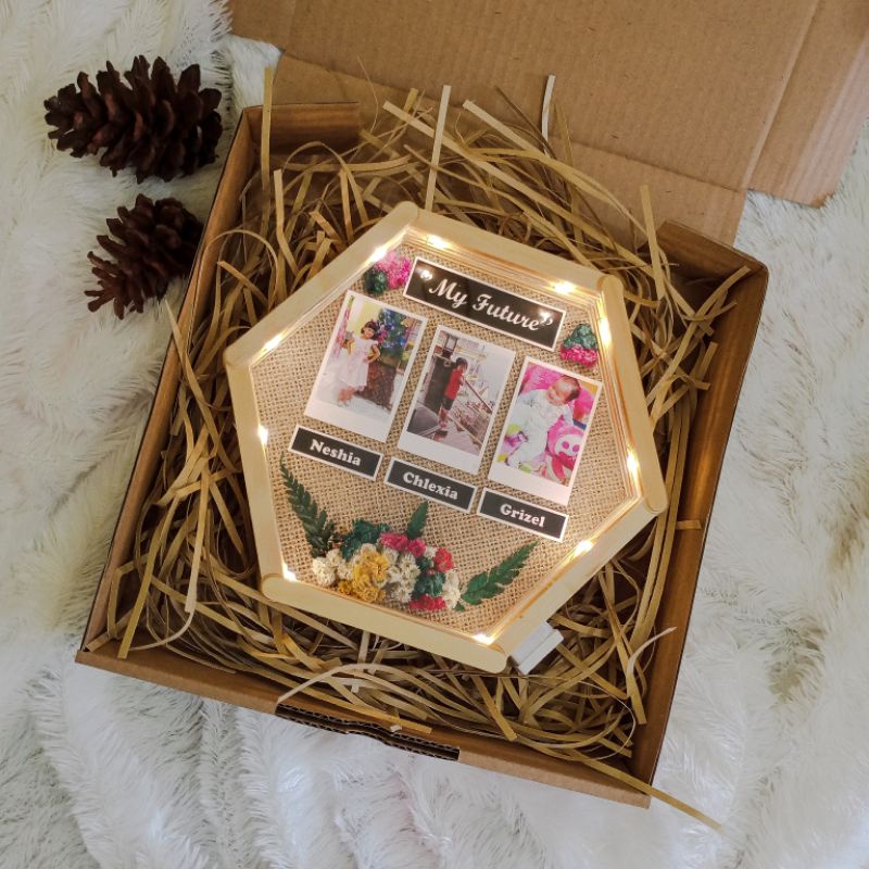 

BISA COD. HEXA FRAME. Kado Unik Ulang Tahun Kado Wisuda Anniversary Wedding Bunga Kering Hiasan Dinding