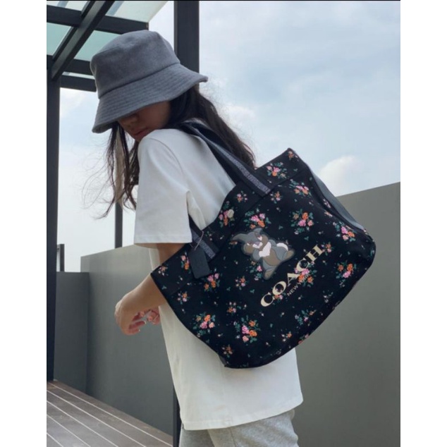 tote bag wanita Coach X disney with rose bouquet print and thumber