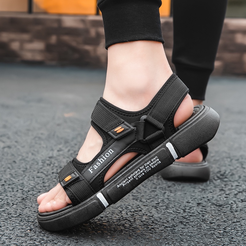 [ COD + Kirim Hari ini ] Sandal Gunung Pria/Sandal Pria/Sandal Pria Terbaru/Sandal Pria Casual/Sandal Pria Dewasa/Outdoor Sandal Pria/Sandal Kulit Pria/Sandal Pria Kekinian/Karet Impor Berkualitas Tinggi Asli Yang Dapat Disesuaikan Tali Yang Dapat Dilepas