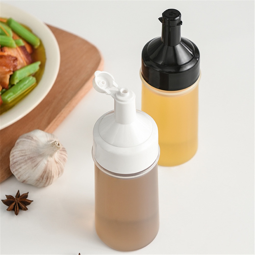 【COD Tangding】Squeeze Oil Can Sauce Bottle Dustproof and Leakproof Squeeze Bottle Kitchen Accessories Gravy Boat Plastic Sauce Vinegar Oil Ketchup Multifunctional Kitchen Tool