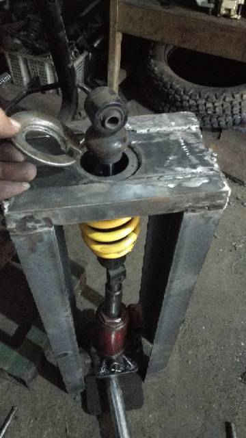 Alat servis shockbreaker belakang untuk semua motor