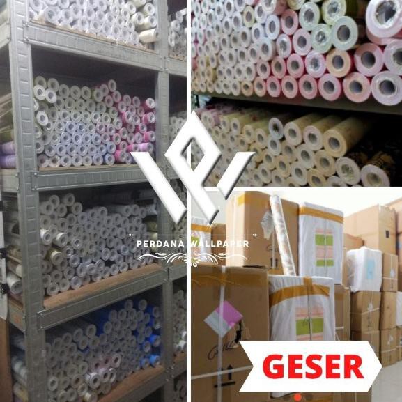 WOMAN SALE PERDANA WALLPAPER - Stiker Tembok Segitiga Keren - Tahan Air - Wallpaper Dinding Ukuran 4